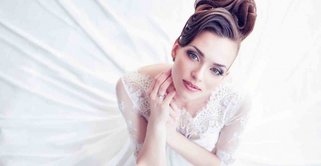 Bruidsmake-up  en -kapsels aan huis