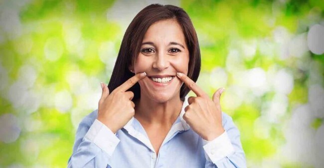 De mondhygiënist zorgt voor een mooi gebit