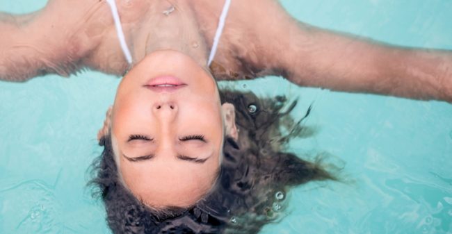 Fit en gezond door te drijven op zout water