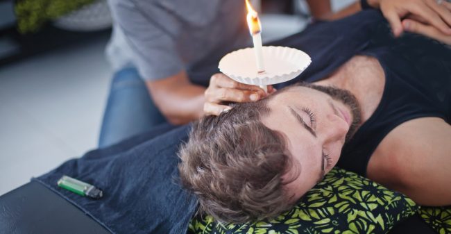 De zuiverende werking van oorkaarsen
