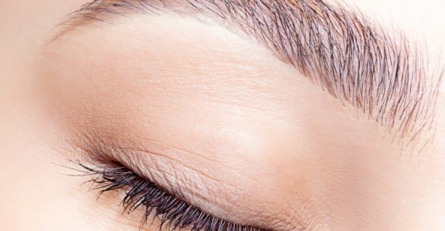 Wenkbrauwtrends in permanente make-up