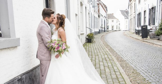 ‘Zonder hun hulp was onze bruidskleding niet op tijd af geweest’