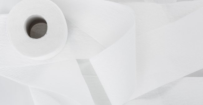 In een wade van WC-papier