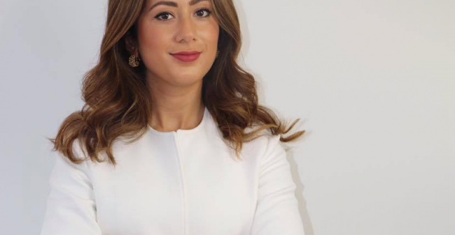Volle en natuurlijk microblading-wenkbrauwen