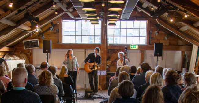 Samen herdenken met live muziek