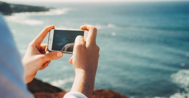 Simuleer thuis je aanwezigheid terwijl je zelf op het strand in Spanje zit