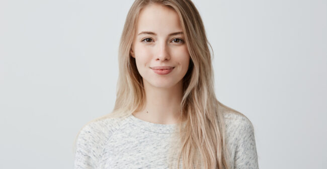 Benadruk je blonde wimpers en wenkbrauwen