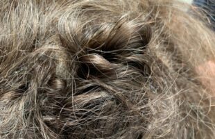 ‘Help, mijn pruik zit in de knoop!’
