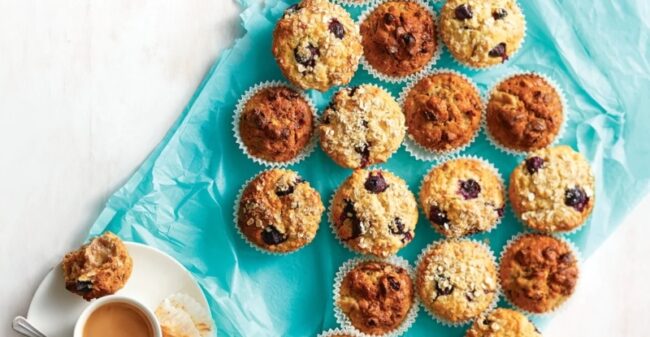 Samen een paasontbijt maken met chocolade/banaan ontbijtmuffins