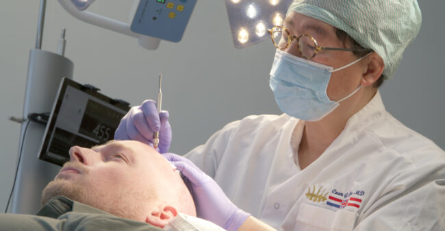 Is een haartransplantatie pijnlijk?
